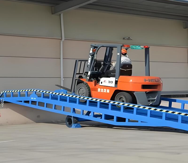 辉县移动式卸货平台（叉车用）